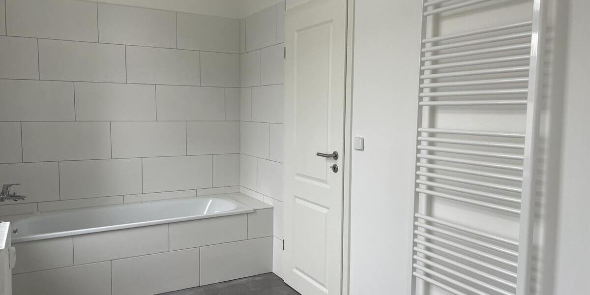 Bad mit Dusche und Wanne