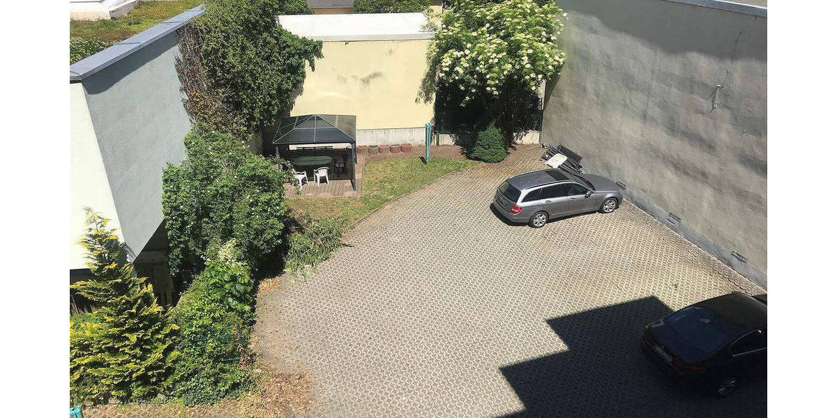 Blick in den Hof und Parkplatz.jpg