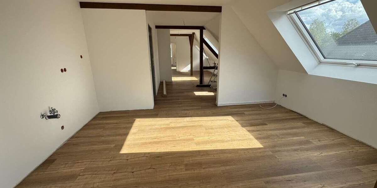 Etagenwohnung Glauchau - 4 Zimmer, 110 m&sup2;, 880&euro; | Angebot:27315206