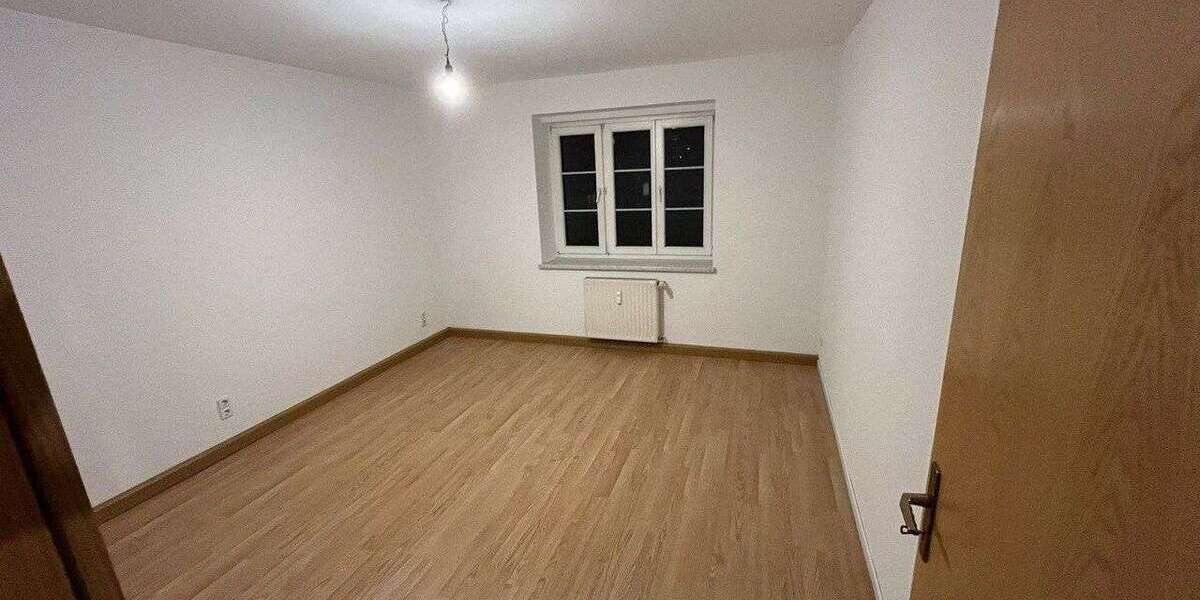 Etagenwohnung Glauchau - 3 Zimmer, 67 m&sup2;, 390&euro; | Angebot:27273829